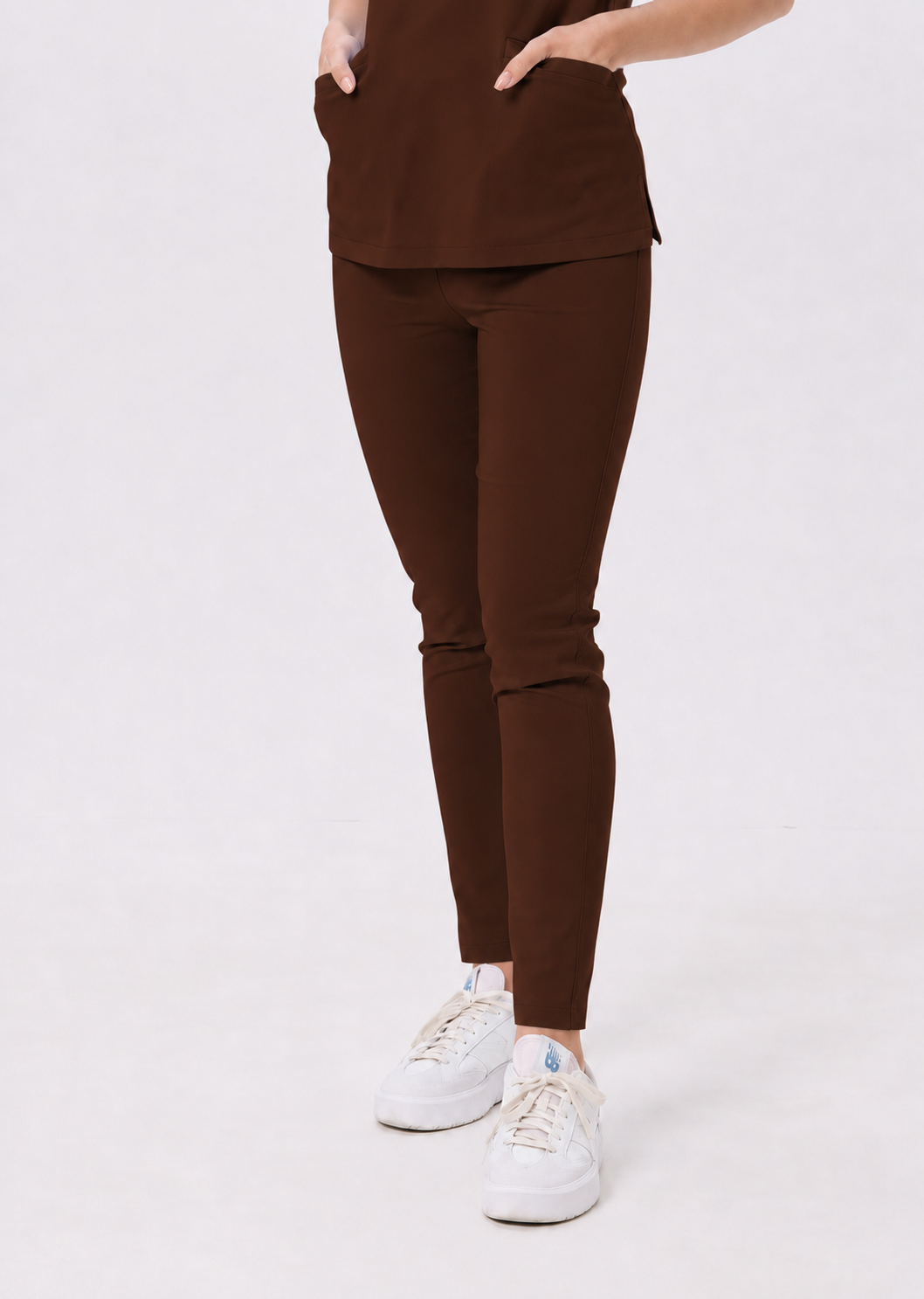 Dámské zdravotnické kalhoty skinny Ella, barva hořká čokoláda, zepředu