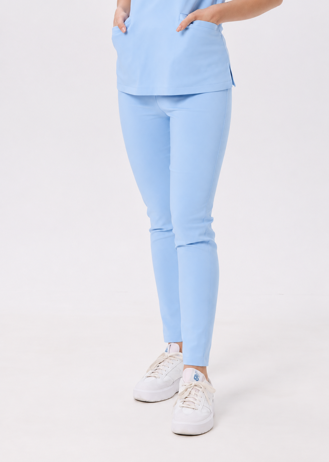Dámské zdravotnické kalhoty skinny Ella, barva pastelově modrá, zepředu
